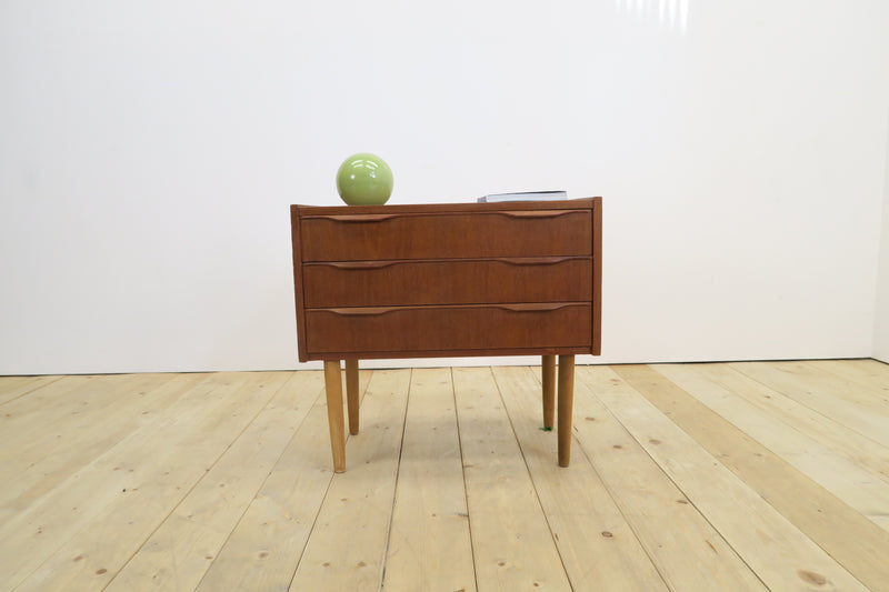 Comodino in teak con tre cassetti, anni ’60