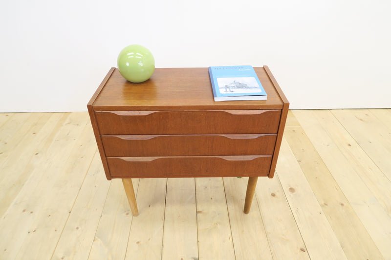 Comodino in teak con tre cassetti, anni ’60