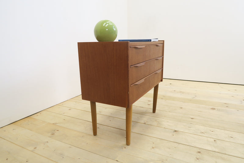 Comodino in teak con tre cassetti, anni ’60