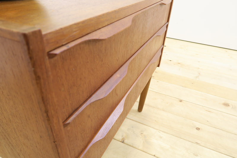 Comodino in teak con tre cassetti, anni ’60