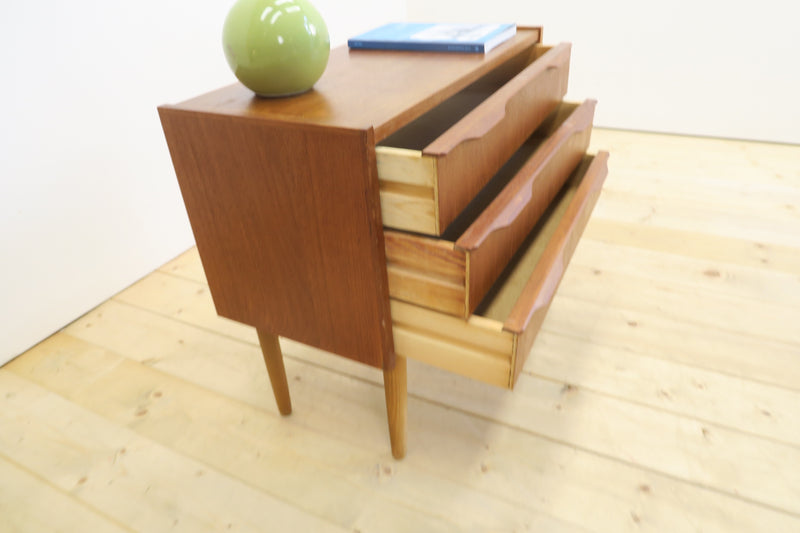 Comodino in teak con tre cassetti, anni ’60