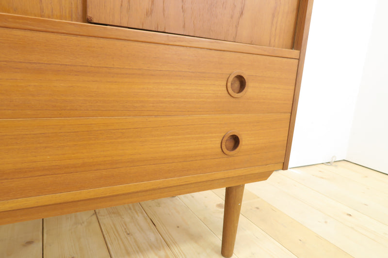 Highboard in teak con ante scorrevoli, anni ’60