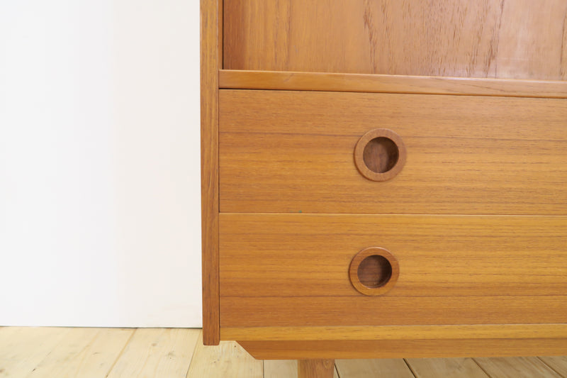 Highboard in teak con ante scorrevoli, anni ’60