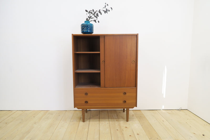 Highboard in teak con ante scorrevoli, anni ’60
