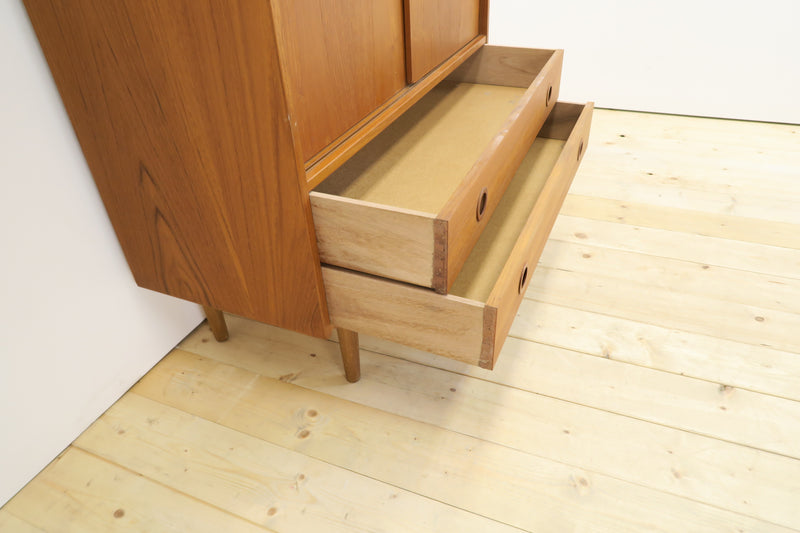 Highboard in teak con ante scorrevoli, anni ’60