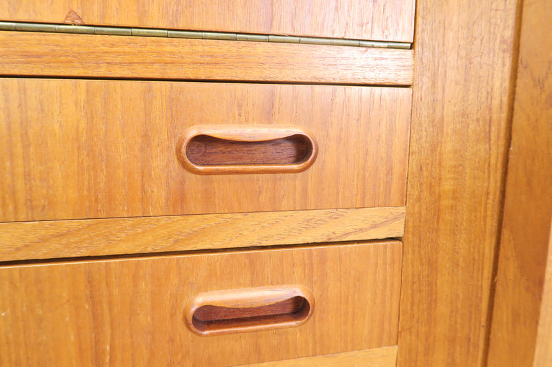 Highboard in teak con ante e cassetti, anni ’60