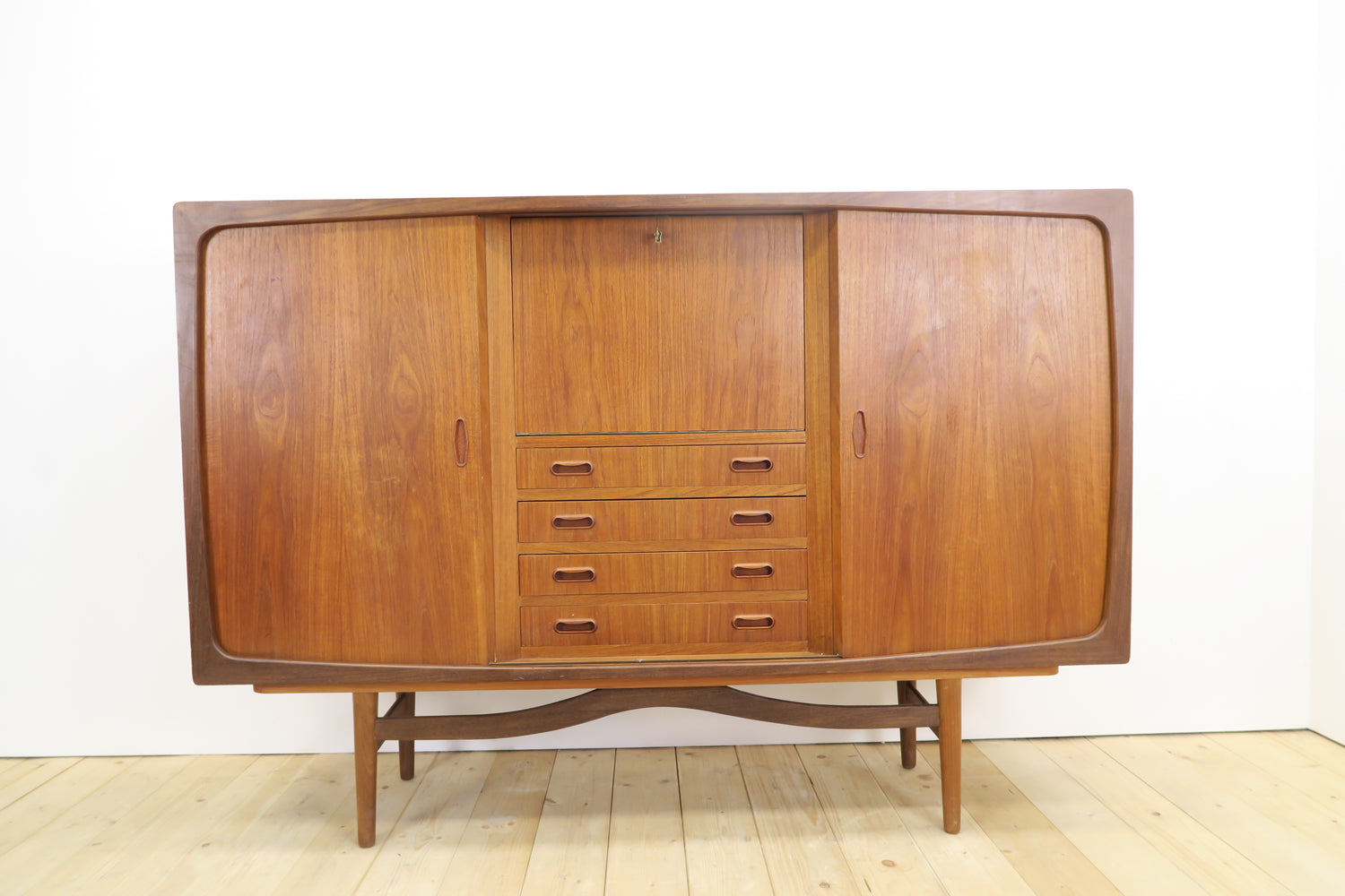 Highboard in teak con ante e cassetti, anni ’60