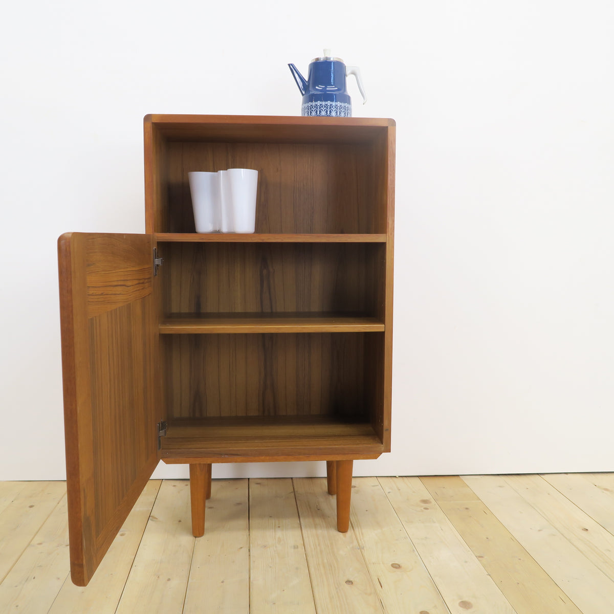 Cabinet in teak con vano a giorno, anni ’60