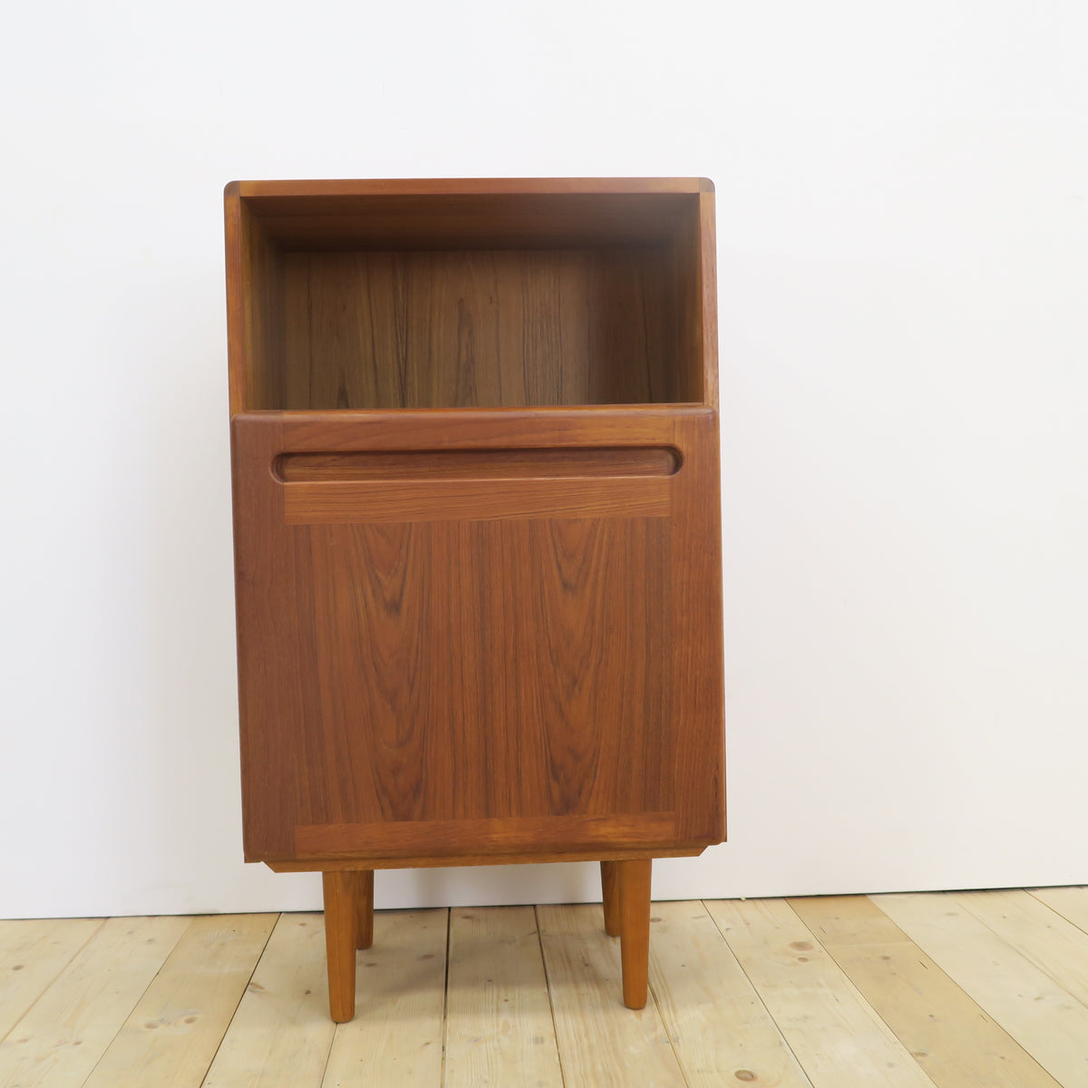 Cabinet in teak con vano a giorno, anni ’60
