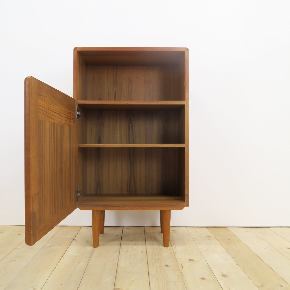 Cabinet in teak con vano a giorno, anni ’60