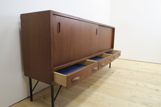 Sideboard in teak con ante scorrevoli e cassetti, anni ’60
