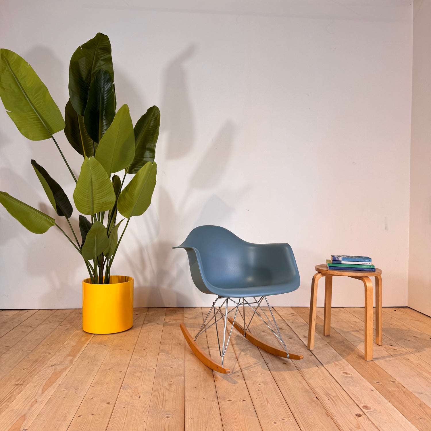 RAR Rocking Chair di Charles Eames e Ray Eames per Vitra