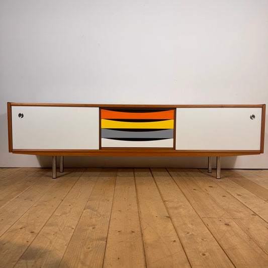 Sideboard danese in teak con frontali laccati, anni ’60