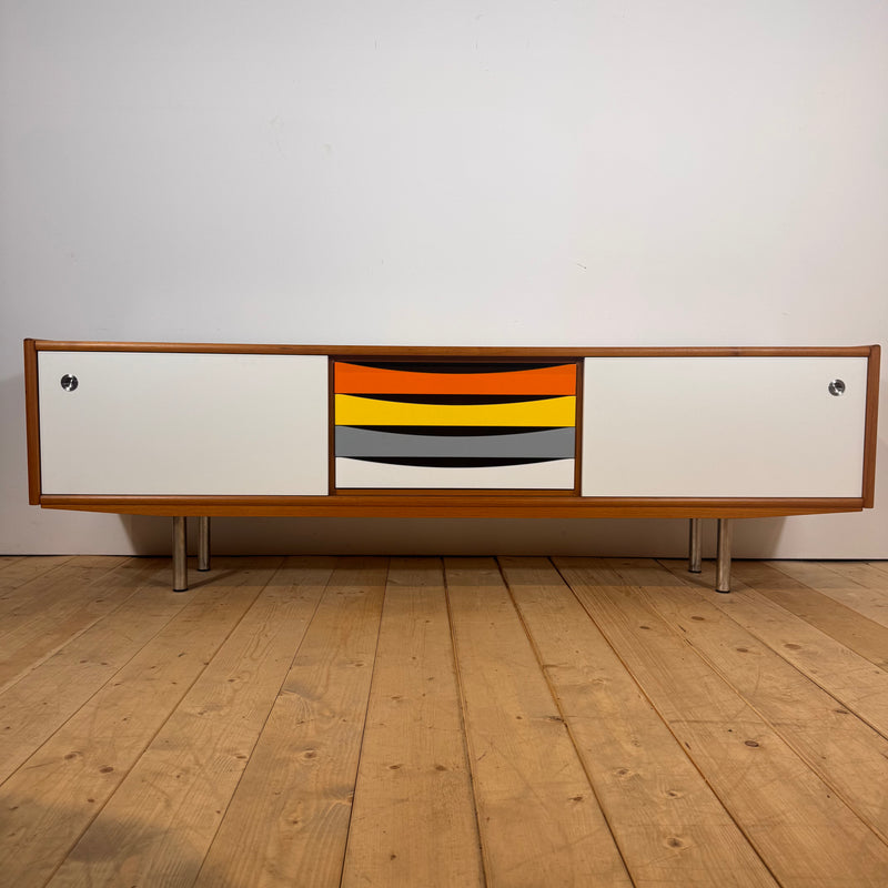 Sideboard danese in teak con frontali laccati, anni ’60
