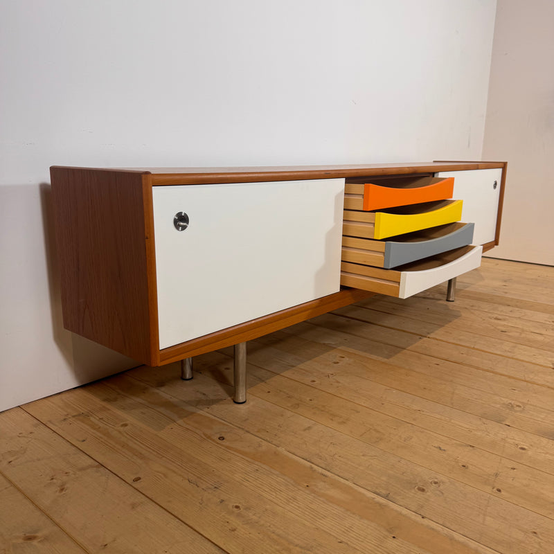 Sideboard danese in teak con frontali laccati, anni ’60