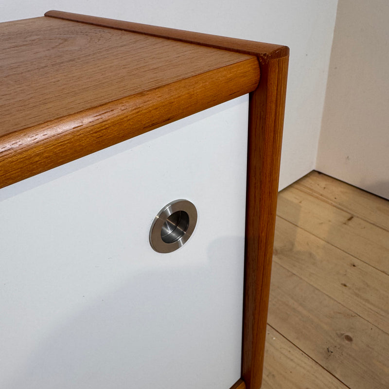 Sideboard danese in teak con frontali laccati, anni ’60