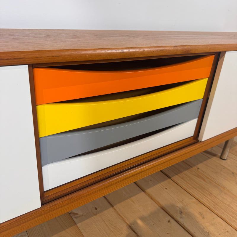 Sideboard danese in teak con frontali laccati, anni ’60