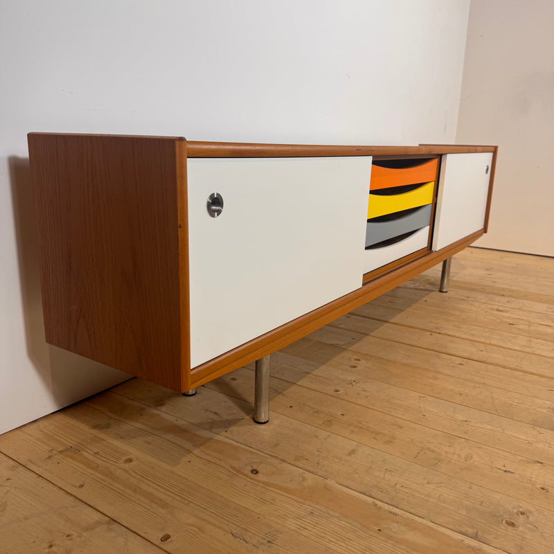 Sideboard danese in teak con frontali laccati, anni ’60