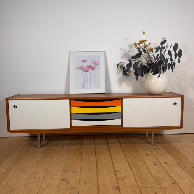 Sideboard danese in teak con frontali laccati, anni ’60