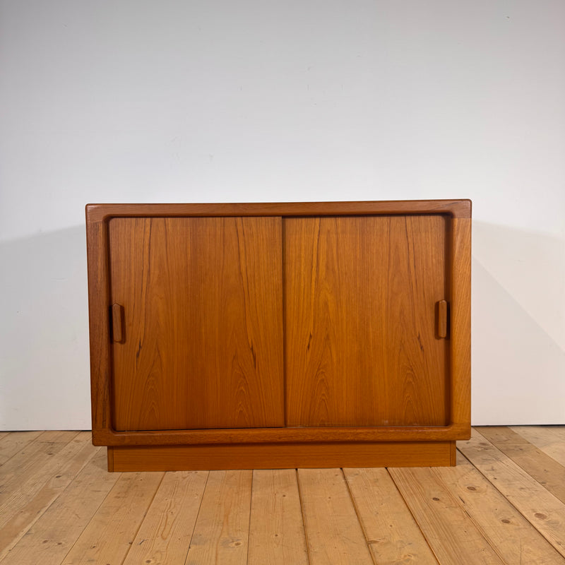 Credenza danese in teak con ante scorrevoli, anni ’60