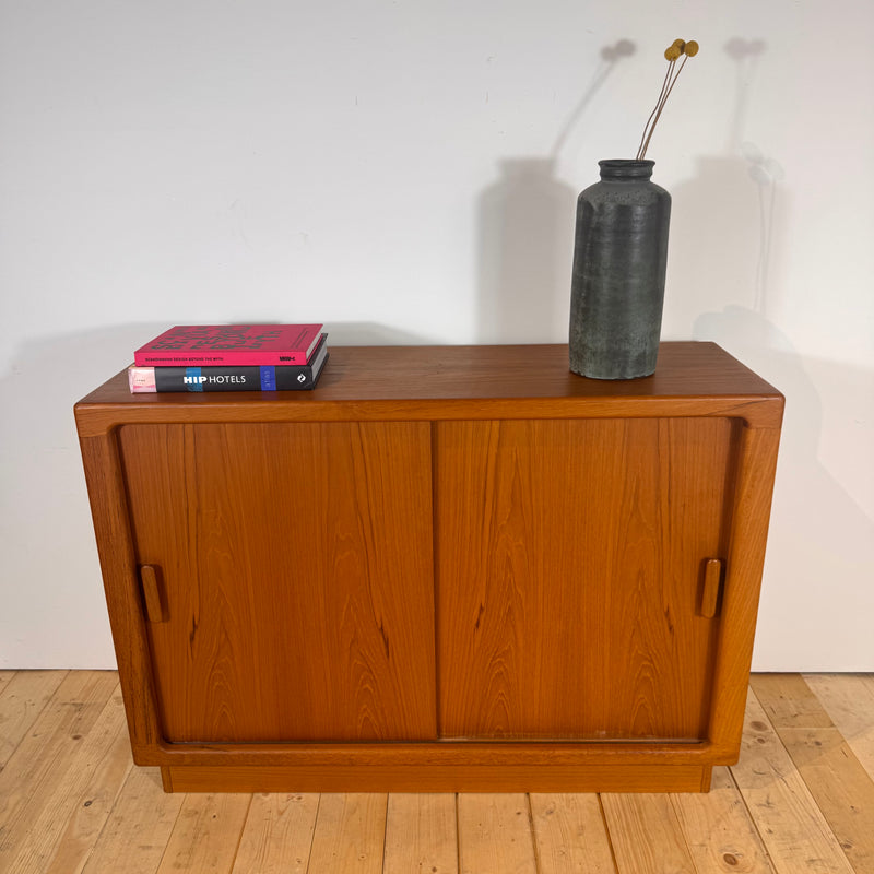 Credenza danese in teak con ante scorrevoli, anni ’60