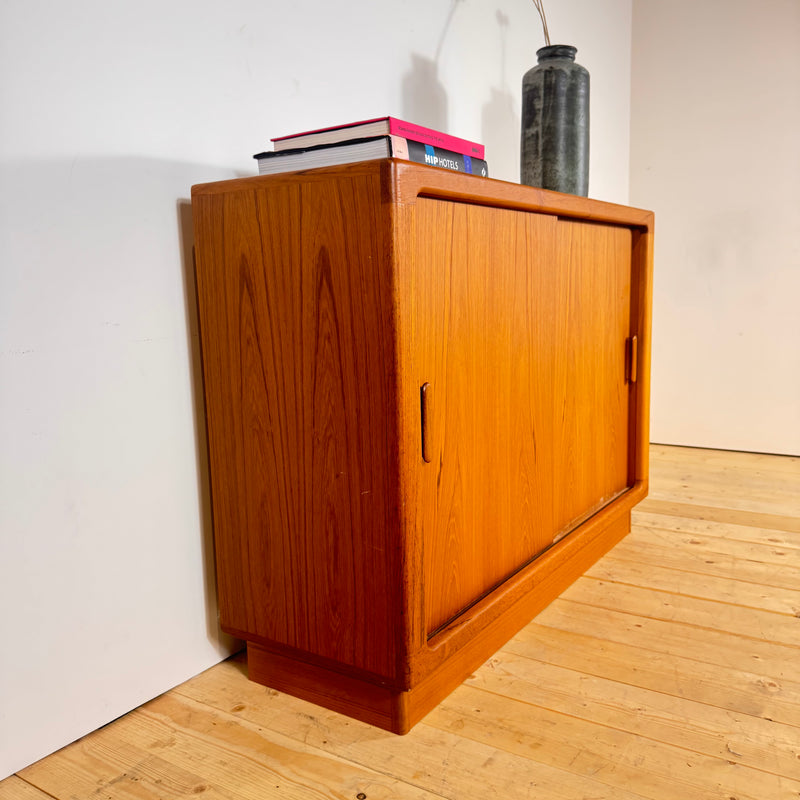 Credenza danese in teak con ante scorrevoli, anni ’60