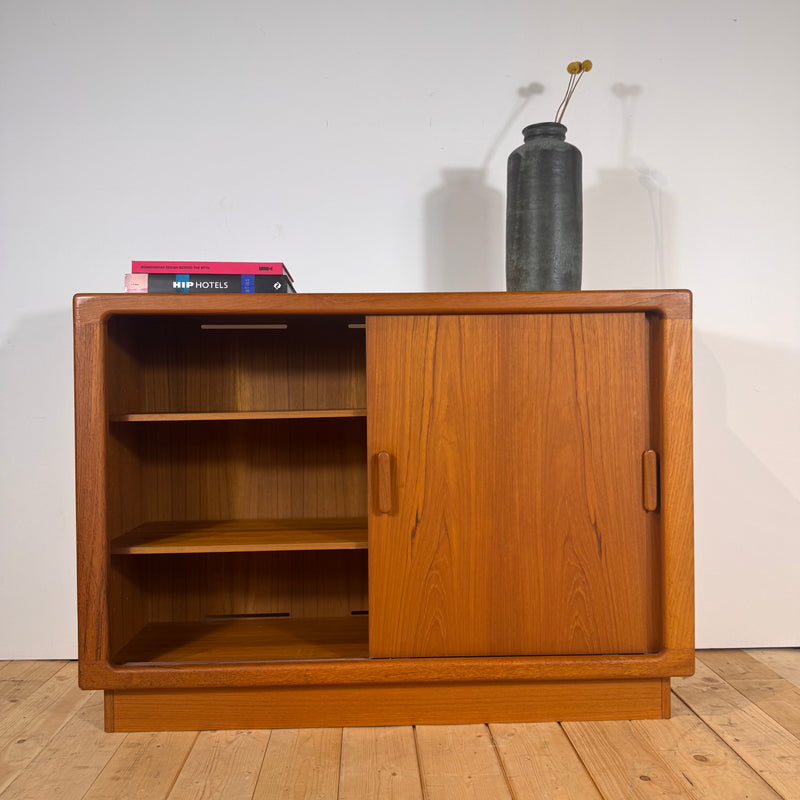 Credenza danese in teak con ante scorrevoli, anni ’60