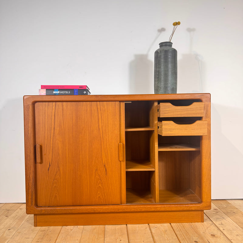 Credenza danese in teak con ante scorrevoli, anni ’60