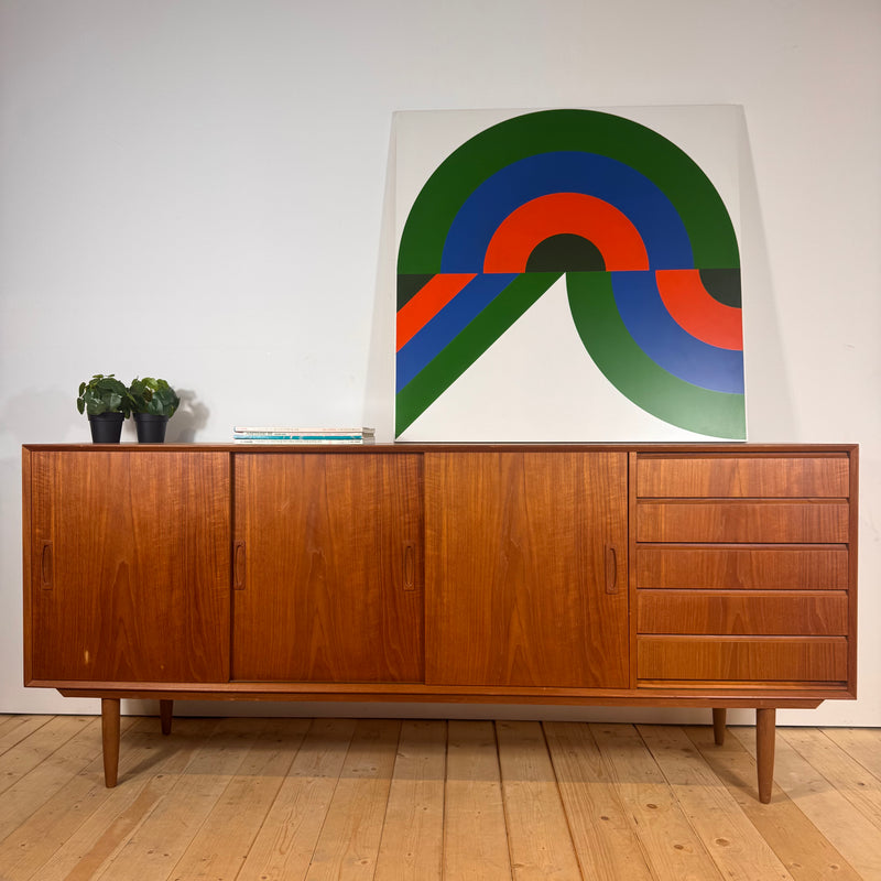 Credenza in teak danese con ante scorrevoli e cassetti, anni ’60