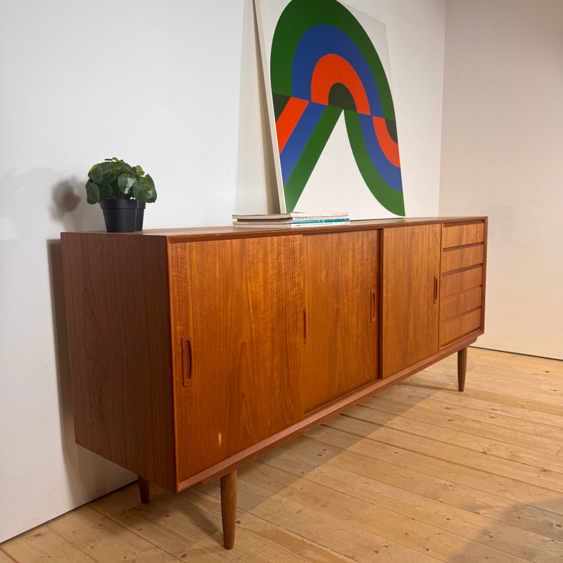 Credenza in teak danese con ante scorrevoli e cassetti, anni ’60