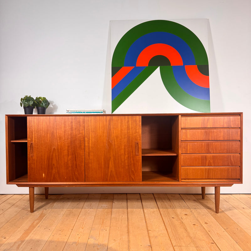 Credenza in teak danese con ante scorrevoli e cassetti, anni ’60