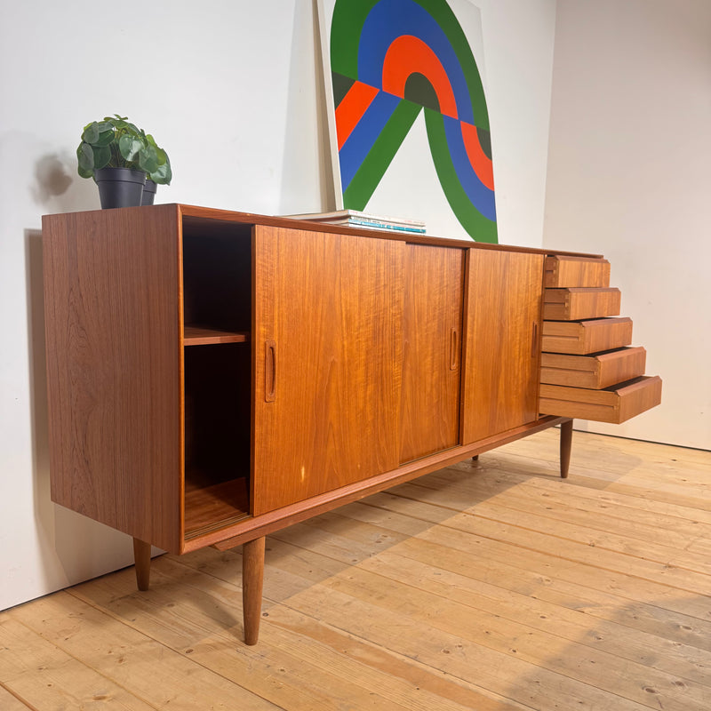 Credenza in teak danese con ante scorrevoli e cassetti, anni ’60