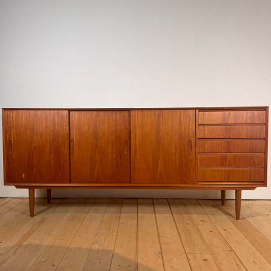 Credenza in teak danese con ante scorrevoli e cassetti, anni ’60