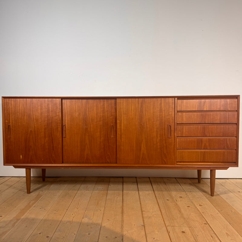 Credenza in teak danese con ante scorrevoli e cassetti, anni ’60
