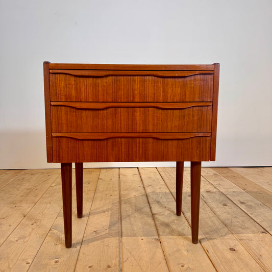 Comodino danese in teak con tre cassetti, anni ’60