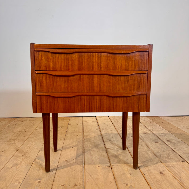 Comodino danese in teak con tre cassetti, anni ’60