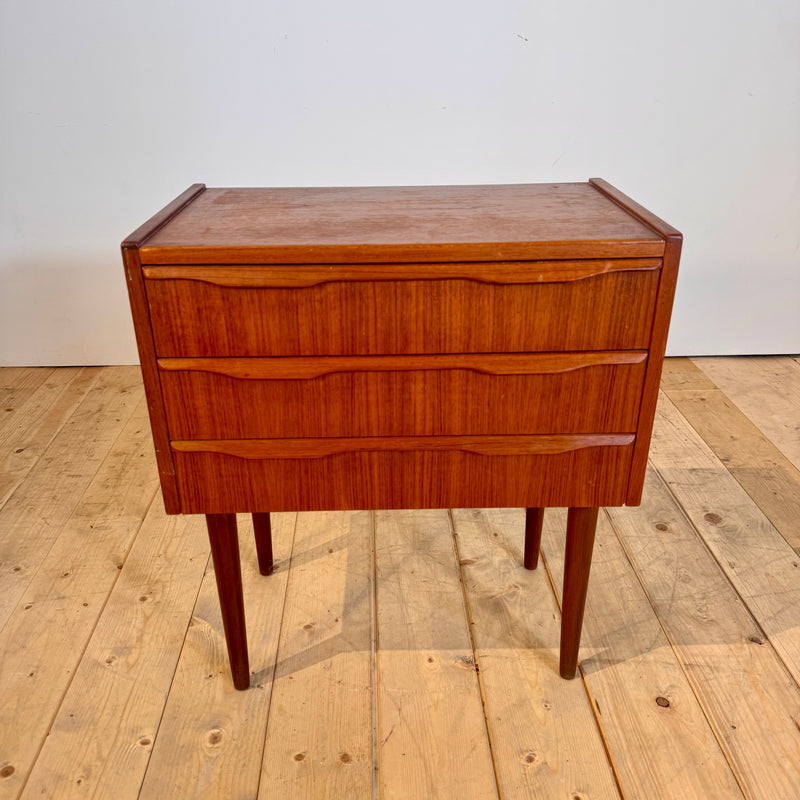 Comodino danese in teak con tre cassetti, anni ’60