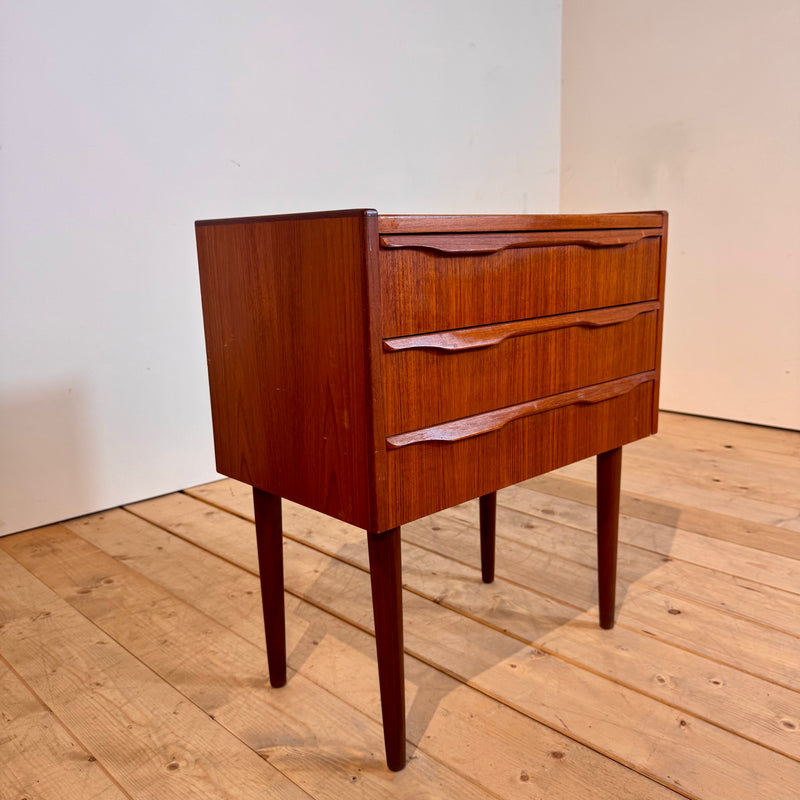 Comodino danese in teak con tre cassetti, anni ’60