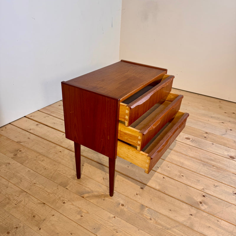 Comodino danese in teak con tre cassetti, anni ’60