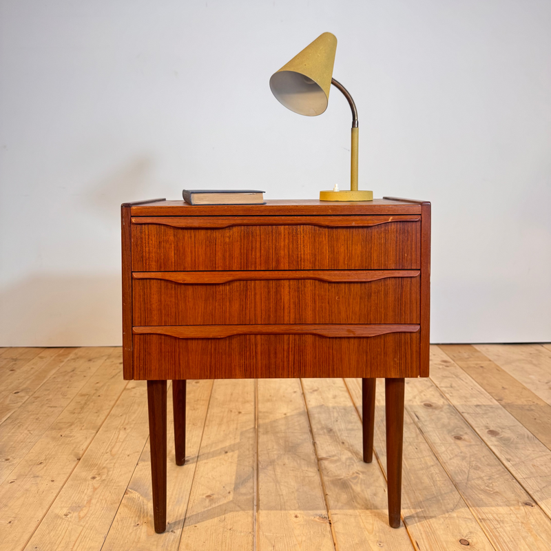 Comodino danese in teak con tre cassetti, anni ’60