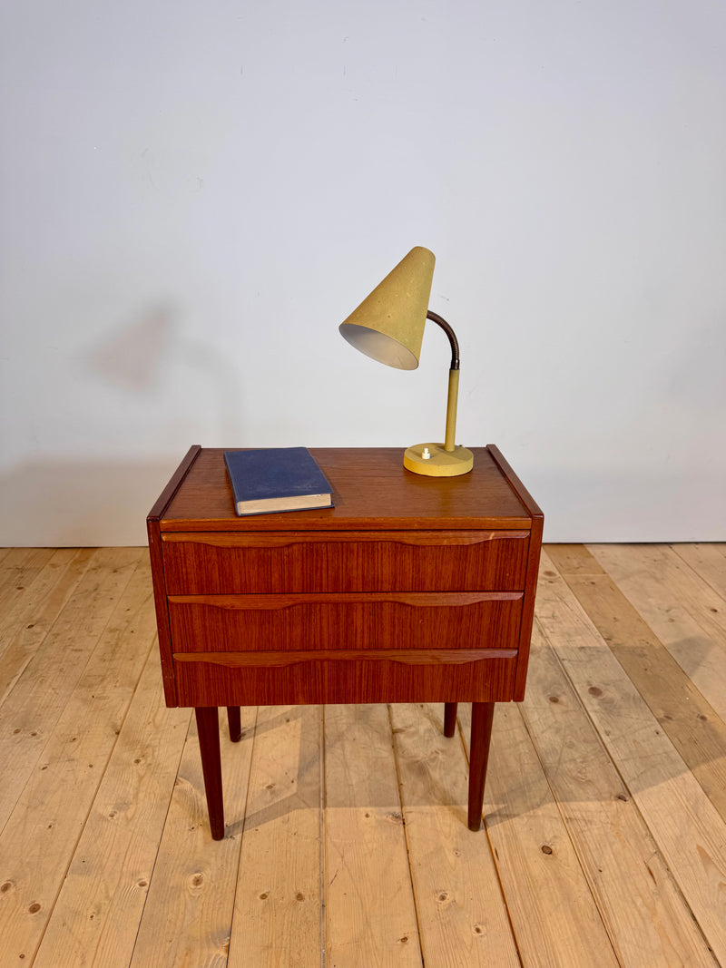 Comodino danese in teak con tre cassetti, anni ’60