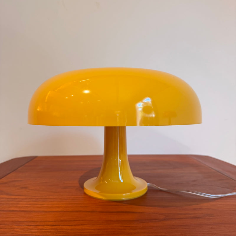 Lampada da tavolo Nessino di Artemide gialla, Giancarlo Mattioli