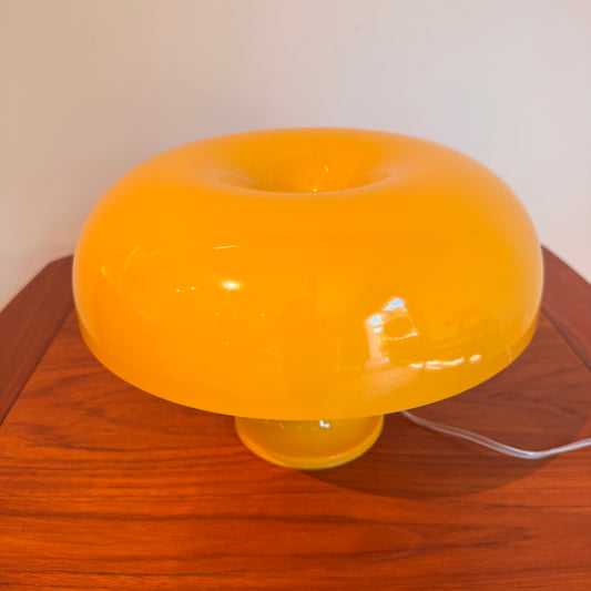 Lampada da tavolo Nessino di Artemide gialla, Giancarlo Mattioli