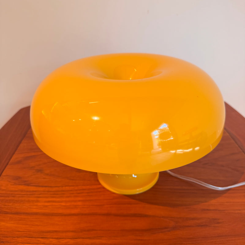 Lampada da tavolo Nessino di Artemide gialla, Giancarlo Mattioli