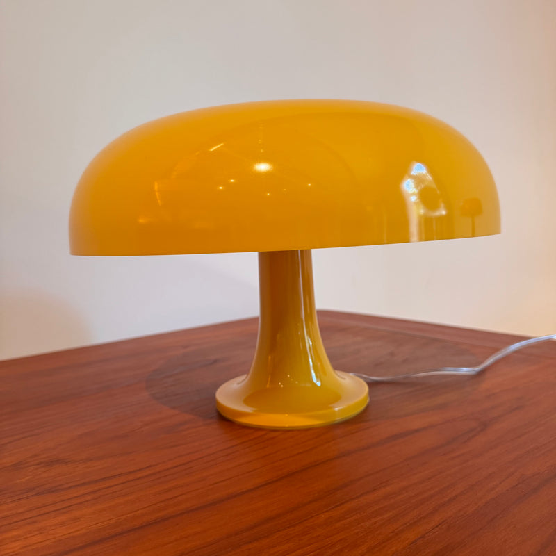 Lampada da tavolo Nessino di Artemide gialla, Giancarlo Mattioli