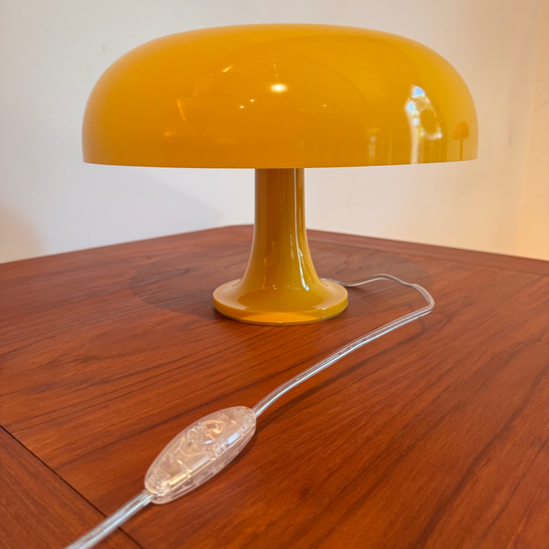 Lampada da tavolo Nessino di Artemide gialla, Giancarlo Mattioli