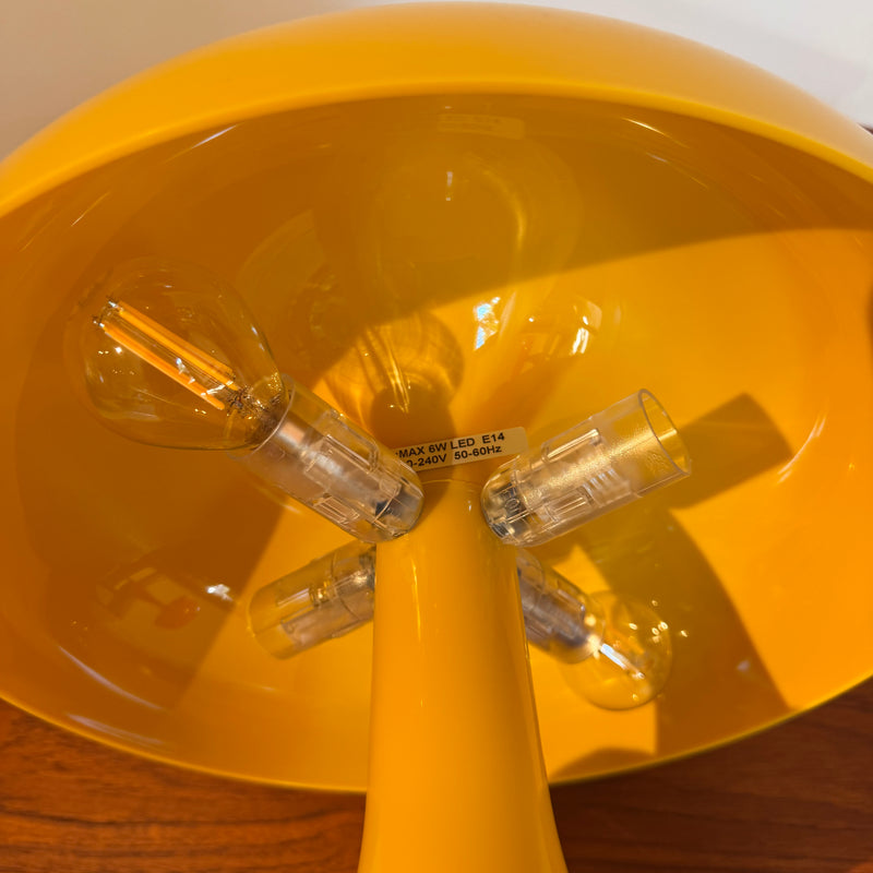 Lampada da tavolo Nessino di Artemide gialla, Giancarlo Mattioli