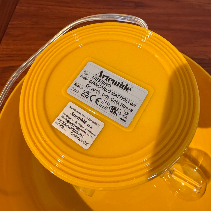 Lampada da tavolo Nessino di Artemide gialla, Giancarlo Mattioli