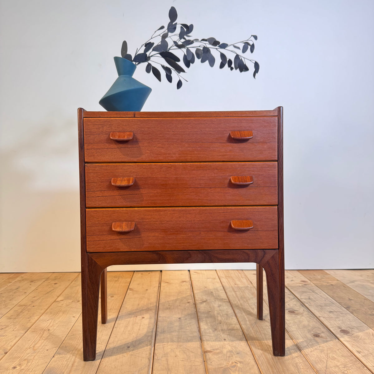 Comodino danese in teak con tre cassetti, anni ’60
