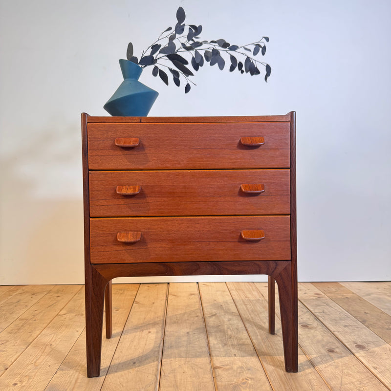 Comodino danese in teak con tre cassetti, anni ’60